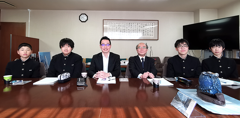 北海道教育大学附属函館中学校のみなさんと三木学長、河島茂生先生